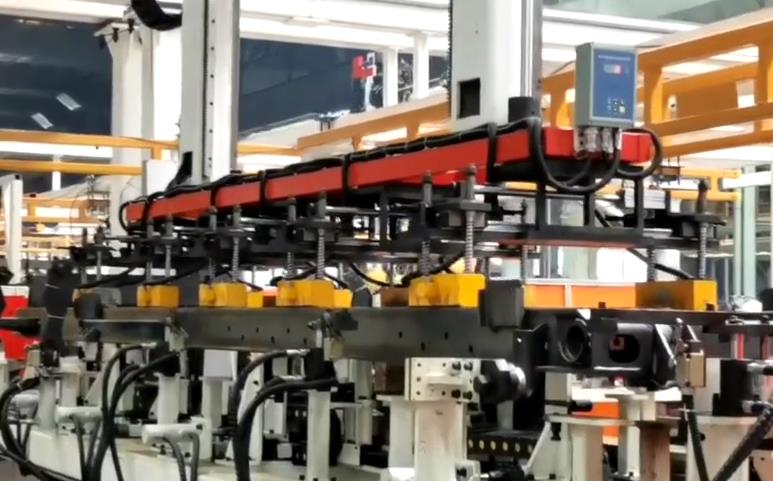 起重電磁鐵吊水泥泵車(chē)車(chē)架