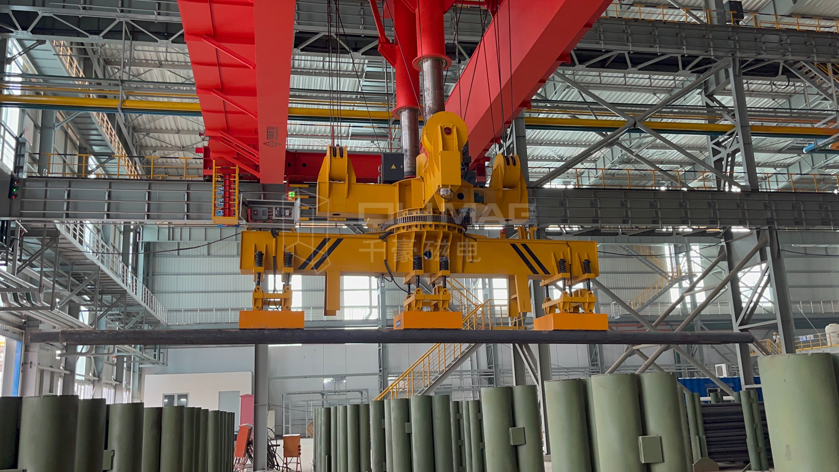 成排圓坯吊運，圓坯吊運，圓坯搬運，吊圓坯，圓坯怎么吊，電永磁吊具，成排鋼管吊運，一次吊一排圓坯，圓坯電永磁吊具，起重電永磁鐵，永磁起重器，起重電磁鐵，電磁吊，磁力吊，吊具，起重吊具，智能行車