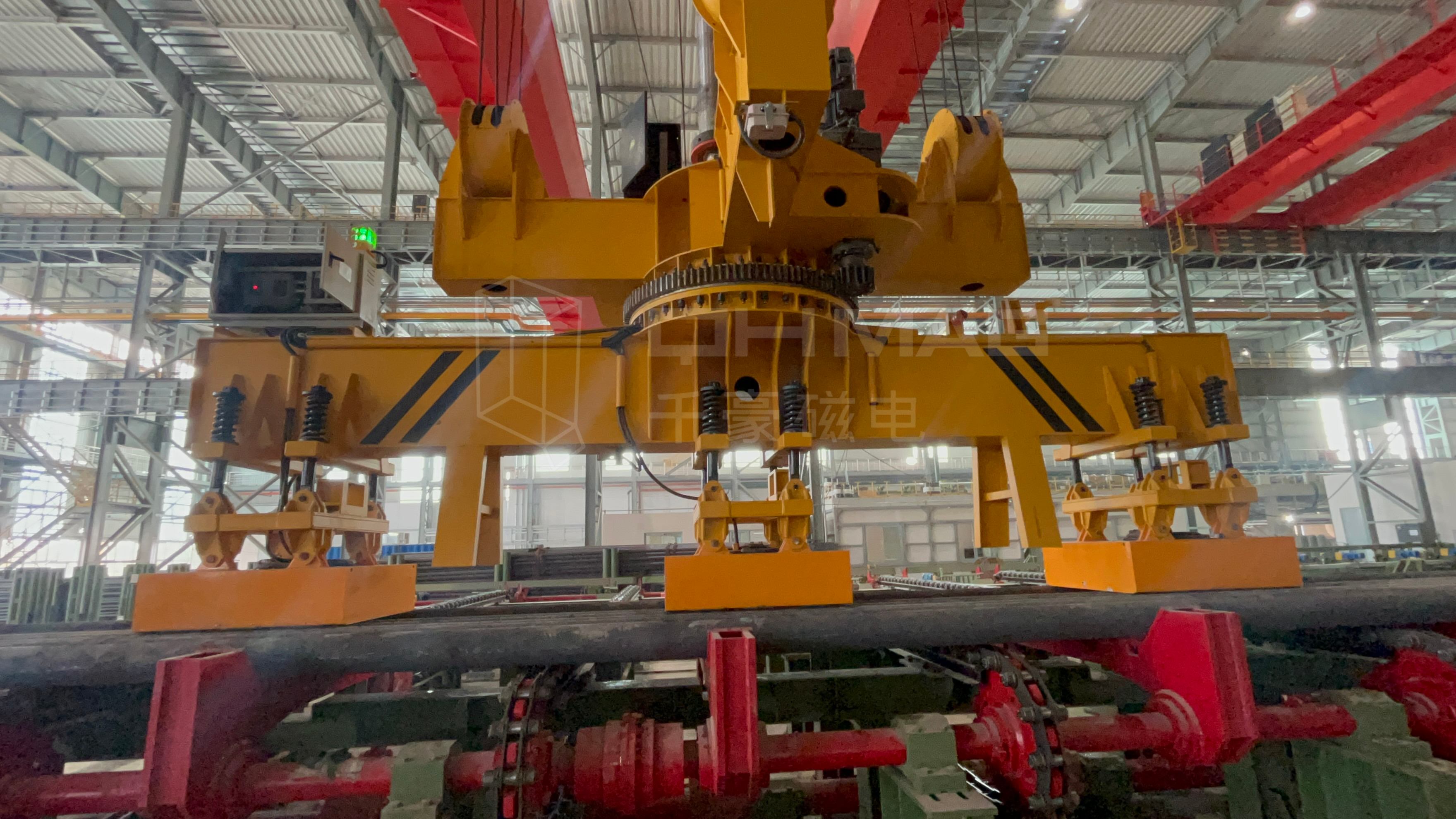 成排圓坯吊運，圓坯吊運，圓坯搬運，吊圓坯，圓坯怎么吊，電永磁吊具，成排鋼管吊運，一次吊一排圓坯，圓坯電永磁吊具，起重電永磁鐵，永磁起重器，起重電磁鐵，電磁吊，磁力吊，吊具，起重吊具，智能行車